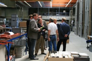 Der Beauftragte für mittelständische Unternehmen der Landesregierung Schleswig-Holstein Hans-Jörn Arp MdL (im Vordergrund, 2. von li.) besichtigt mit einer Delegation von Kommunal-, Landes- und Bundespolitikern die Firma Matzen & Timm in Norderstedt. Das 1925 gegründete Unternehmen stellt Sprezialschläuche und weitere Formteile aus Kunststoffmaterialien her.
