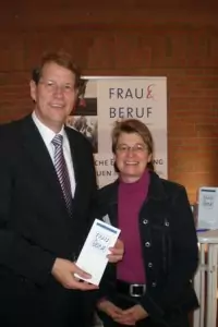 Gero Storjohann und Annegret Horn Die Henstedt-Ulzburger Gleichstellungsbauftragte Annegret Horn und Gero Storjohann beim Rundgang auf der Infobörse für Frauen.