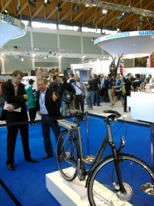 Gero Storjohann MdB (li.) und der Geschäftsführer des Zweirad-Industrie-Verbandes Siegfried Neuberger begutachten den Prototyp eines E-Bikes.