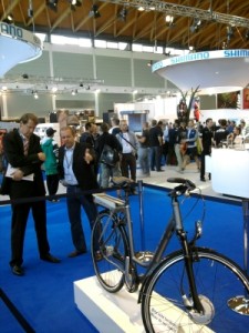 Fahrradmesse EUROBIKE – Gero Storjohann informiert sich über Neuerungen in der Branche - Foto Gero Storjohann MdB (li.) und der Geschäftsführer des Zweirad-Industrie-Verbandes Siegfried Neuberger begutachten den Prototyp eines E-Bikes.