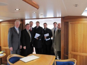 Norbert Brackmann MdB (3. v. li.), Gero Storjohann MdB (4. v. li.) udn Ingbert Liebing MdB (3. v. re.) zu Gast bei der Lübecker Hafen-Gesellschaft