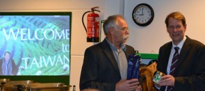 Wolfgang Finnern und Gero Storjohann Gero Storjohann berichtet über Taiwan beim Grünkohlessen in Oering - Bild