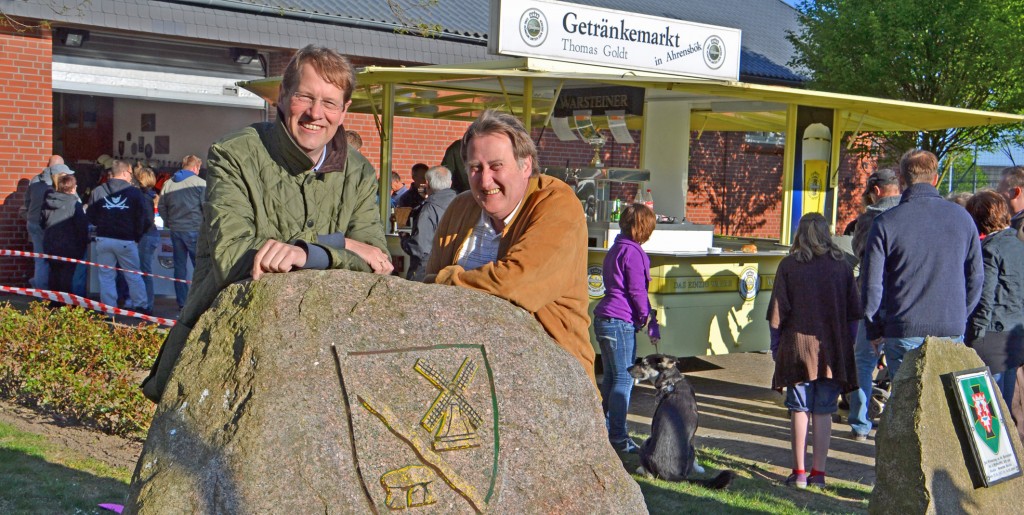 Gero Storjohann beim Maibaumaufstellen in Garbek - Bild