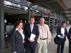 Begehung am Bahnhof Bad Oldesloe - Foto Die Konzernbevollmächtigte der Deutschen Bahn für die Länder Hamburg und Schleswig-Holstein Ute Plambeck, Gero Storjohann MdB und der Fraktionsvorsitzende der CDU in Bad Oldesloe Horst Möller (von li. nach re.) besichtigen den Bahnhof.