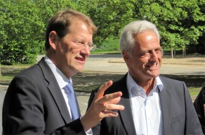 Aktion vor Ort - Der Verkehrsexperte Gero Storjohann MdB erläutert Verkehrsminister Dr. Peter Ramsauer die Übung der Grundschüler zum "Toten Winkel" Aktion vor Ort - Der Verkehrsexperte Gero Storjohann MdB erläutert Verkehrsminister Dr. Peter Ramsauer die Übung der Grundschüler zum "Toten Winkel"