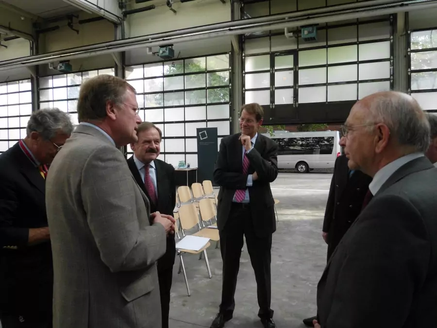 Foto-2 Signal für das Berliner Schloss – CDU/CSU-Arbeitsgruppe für Verkehr, Bau und Stadtentwicklung übergibt private Spende - Bild