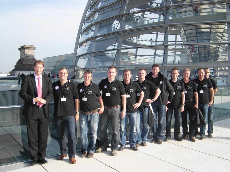 Die „Gastrokicker“ aus Schleswig-Holstein erzielen drei Treffer gegen den FC Bundestag - Foto Gero Storjohann MdB (li.) empfängt die Gastrokicker auf der Dachterrasse des Reichstagsgebäudes. Unter ihnen sind auch Guido Eschholz (2. v. li.) und Henning Molt (4. v. li.).