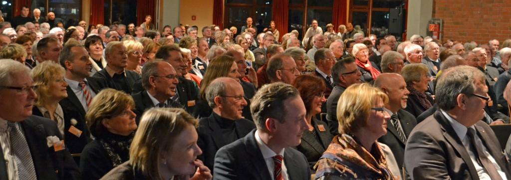 Gero Storjohann begrüßt Dr. Wolfgang Schäuble im ausgebuchten Bürgerhaus Henstedt-Ulzburg - Bild