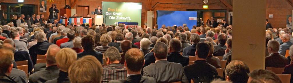 Gero Storjohann begrüßt Dr. Wolfgang Schäuble im ausgebuchten Bürgerhaus Henstedt-Ulzburg - Bild