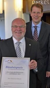 Gst EM Gero Storjohann gratuliert Botschafter Eddy Münch im Friedrichstadtpalast - Bild