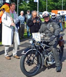 Benno Fricke Gero Storjohann startet internationale Motorrad Veteranenfahrt in Kaltenkirchen - Bild