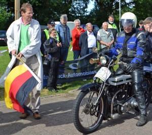 Lipard Gero Storjohann startet internationale Motorrad Veteranenfahrt in Kaltenkirchen - Bild