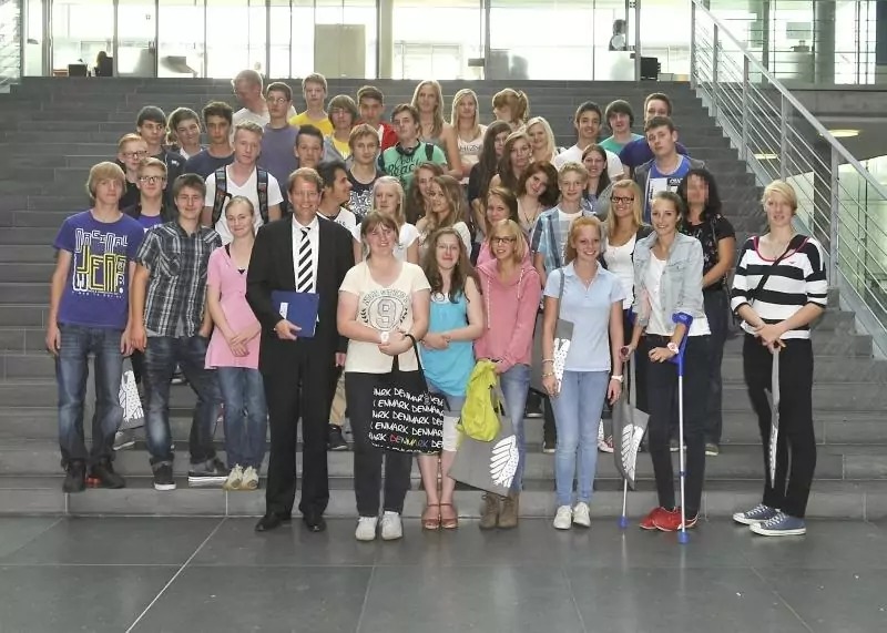 Klassenfahrt nach Berlin: Kisdorfer Schüler treffen im Bundestag auf Gero Storjohann - Bild