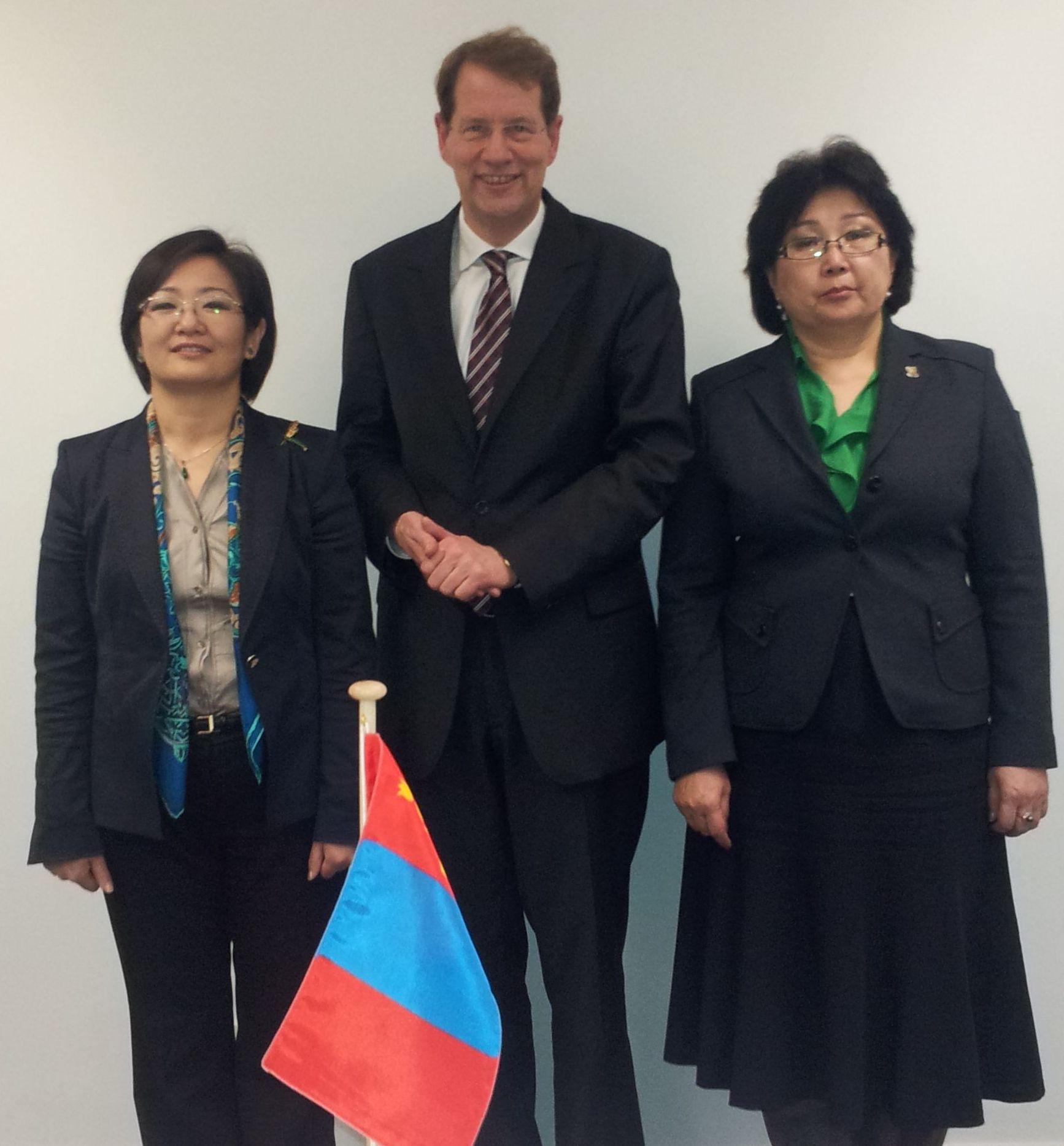 Gespräch über das deutsche Petitionswesen: Gero Storjohann MdB trifft Parlamentarier aus der Mongolei - Bild