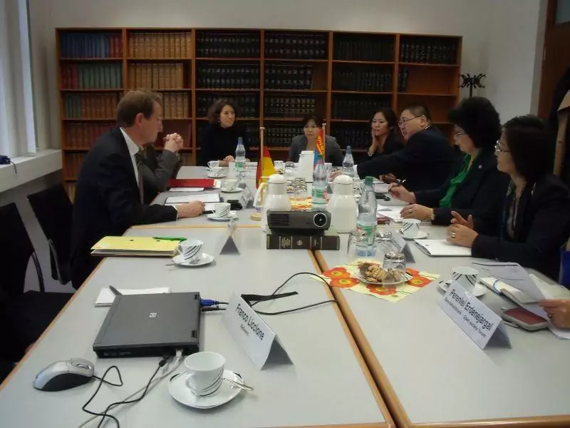 Gespräch über das deutsche Petitionswesen: Gero Storjohann MdB trifft Parlamentarier aus der Mongolei - Bild