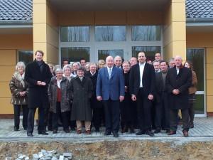 Neujahrsempfang der CDU Rethwisch gut besucht - Foto Bürgermeister Jens Poppinga (Mitte) und die Gäste des CDU-Neujahrsempfanges stellen sich nach dem Rundgang durch die Zukunftsinvestition Kinderkrippe Rethwisch dem Fotografen..