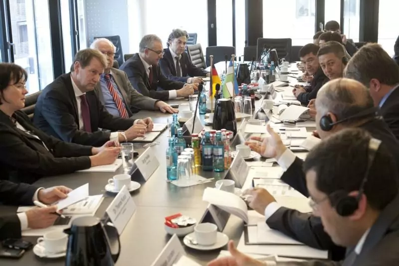 Gespräch über das deutsche Petitionswesen: Gero Storjohann MdB trifft Parlamentarier aus Usbekistan - Foto Abgeordnete des Petitionsausschusses des Deutschen Bundestages im Gespräch mit Mitgliedern einer Delegation aus Usbekistan. v.ln.r.:Gero Storjohann, CDU/CSU, MdB, Klaus Hagemann, SPD, MdB, Steffen Claudio Lemme, SPD, MdB, und Memet Kilic, Bündnis 90/ Die Grünen, MdB. Copyright: Deutscher Bundestag / Edgar Zippel