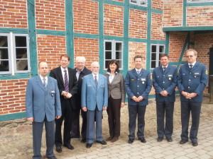THW-Helfervereinigung zu Gast in Klein Rönnau - Foto DerVorstand der THW-Helfervereinigung Schleswig-Holstein mit Karl Hübner (4. v.l.) vor der Wassermühle Klein Rönnau.