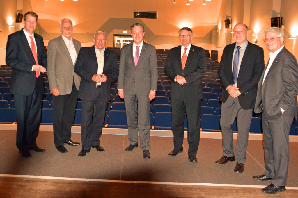 Gero Storjohann und Wolfgang Börnsen besuchen das Kleine Theater in Wahlstedt - Foto (vlnr.) Gero Storjohann MdB, Wolfgang Börnsen MdB, Horst Kornelius, Dr. Axel Bernstein MdL, Bürgermeister Matthias Bonse und die Kreistagskandidaten Kay Schurna und Fritz-Jürgen Stockhausen.