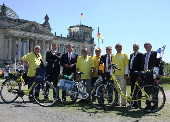 „Bürgermeister-Radtour 2013“ aus Usedom erreicht den Bundestag nach 250 Kilometern - Foto Der Bürgermeister der Stadt Usedom, Jochen Storrer mit seinen begleitern, flankiert von (v.l.n.r.) Gero Storjohann MdB, PSts Enak Ferlemann MdB, Peter Wichtel MdB, Matthias Lietz MdB und Karl Holmeier MdB.