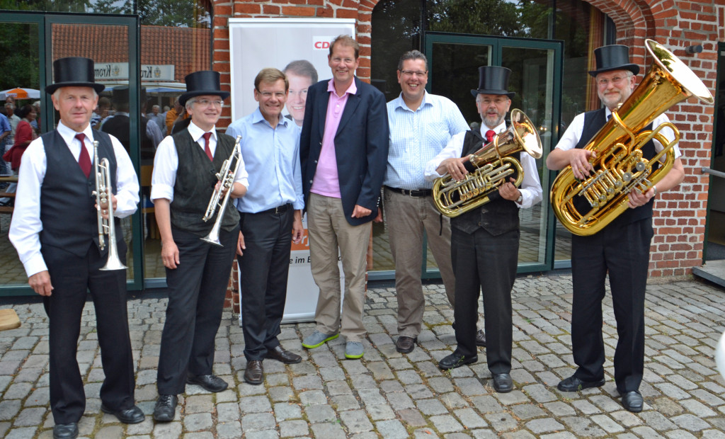 CDU dankt ausgeschiedenen Mandatsträgern auf einem Sommerempfang - Foto Dr. Johann Wadephul (Mitte links), Gero Storjohann und Claus Peter Dieck inmitten der Travenorter Pankokenkapelle.