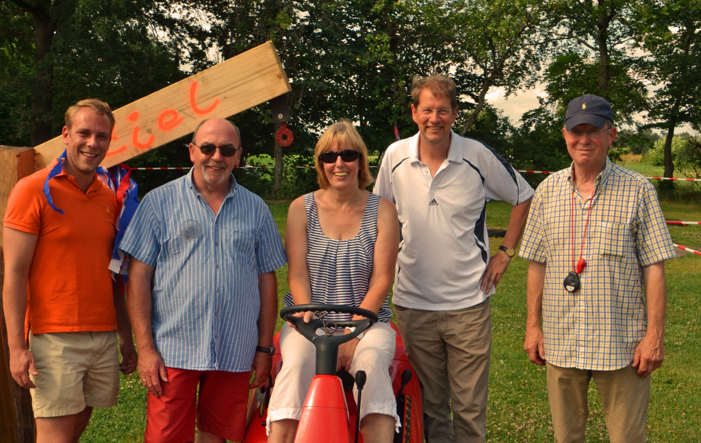 Sommervergnügen mit Sitzrasenmäher-Ringreiten bei der CDU Groß Rönnau - Foto Zufriedenes Orga-Team mit Bundestagsabgeordneten: (vlnr.) Christian Volck, Volker Matusch, Gesche Gilenski, Gero Storjohann und Klaus Rathje.