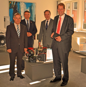Gero Storjohann in Wahlstedt - Foto (vlnr.) General Manager Stephan Göttsche, Bürgermeister Matthias Bonse, Dr. Axel Bernstein MdL und Gero Storjohann MdB.