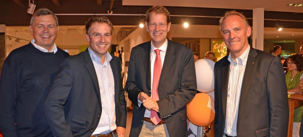 Der Landtagsabgeordnete Volker Dornquast (links) und der Bundestagsabgeordnete Gero Storjohann (Mitte) gratulieren Bernd (rechts)  und Stefan Langbehn zum 125-jährigen Jubiläum ihrer erfolgreichen Hesebeck Home Company.