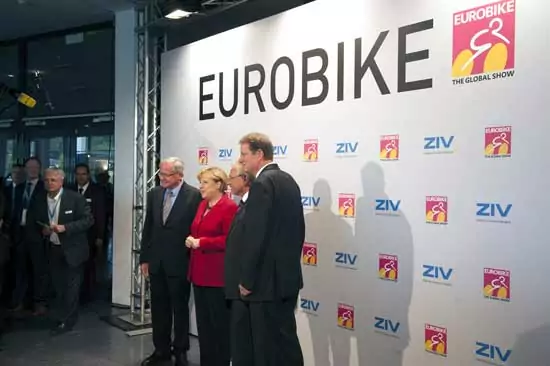 Ulrich Müller MdL, Bundeskanzlerin Dr. Angela Merkel, Lothar Riebsamen MdB, Gero Storjohann MdB bei der Eröffnung der Fahrradmesse EUROBIKE (v.l.n.r., Bild: Zweirad-Industrie-Verband e.V.).