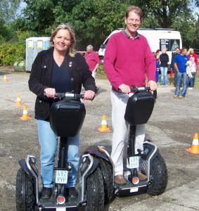 Gero Storjohann und Katja Rathje Hoffmann auf Segways unterwegs.
