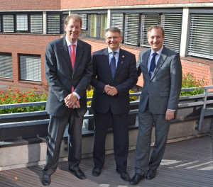 Gero Storjohann in Wahlstedt - Foto Gero Storjohann MdB, Bürgermeister Matthias Bonse und De. Axel Bernstein MdL auf dem Rathausbalkon in Wahlstedt.
