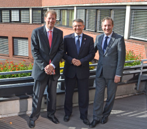 Gero Storjohann MdB, Bürgermeister Matthias Bonse und De. Axel Bernstein MdL auf dem Rathausbalkon in Wahlstedt.