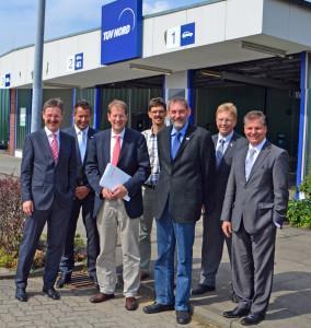 Gero Storjohann besteht zweite Führerscheinprüfung - Foto v.l.: Klaus Kleinherbers, Vorstandsmitglied TÜV NORD GROUP und Geschäftsführer TÜV NORD Mobilität, Thorsten Schreiber, Leiter Region Hamburg – TÜV NORD Mobilität, Gero Storjohann, MdB, Michael Frank, stellv. Vorsitzender Fahrlehrerverband Schleswig-Holstein, Helmut Petersen, Fahrprüfer bei TÜV NORD, Frank Walkenhorst, Vorsitzender des Fahrlehrerverbands Schleswig-Holstein, und Lars Münchau, Regionalleiter Nord-/Ostsee – TÜV NORD Mobilität.