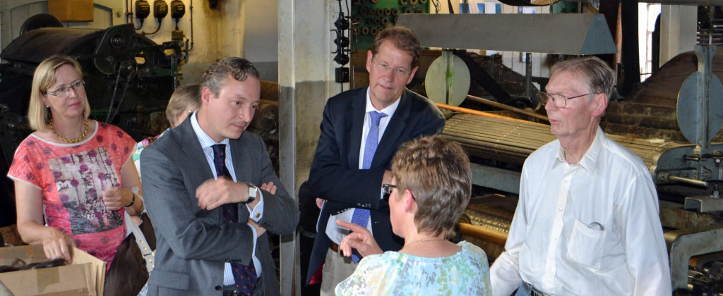 Gero Storjohann – Unterstützung für die Wollspinnerei Blunck - Foto Inke Studt-Jürs erläutert Petra Kröger, Dr. Axel Bernstein MdL, Gero Storjohann MdB und Hans-Friedrich Blunk (vlnr.) den Finanzierungsbedarf beim informellen Rundgang.