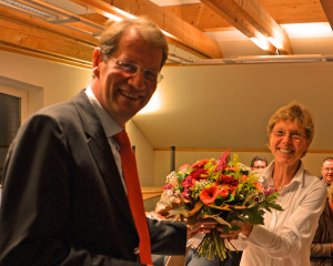 Ursula Michalak überreicht Gero Storjohann die Blumen des Kreisvorstandes.