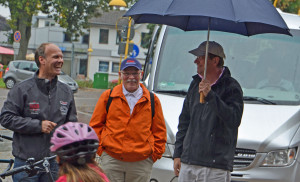 Gemischte CDU-Radtour und Sightseeing-Busrundfahrt - Foto Laune trotz Regenwetter: Hauke von Essen, CDU-Stadtvertreter Karl-Heinz Krause und „Schirmherr“ Gero Storjohann.