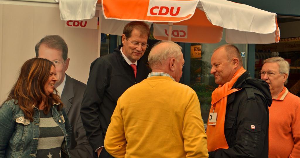 Informationen und Diskussionen am Wahlkamfstand der CDU Tangstedt