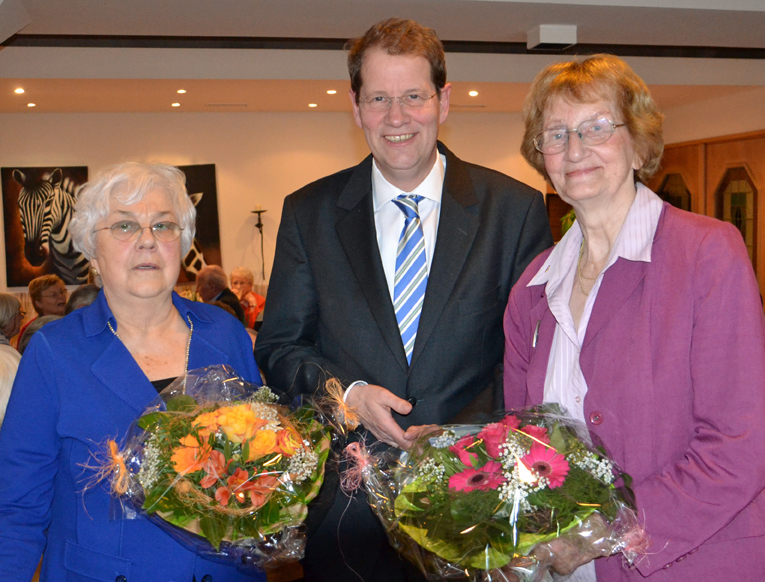 Wahlleiter Gero Storjohann dankt Ingrid Meyer (rechts) und beglückwünscht  die neue Vorsitzende  Erika Schwecke.
