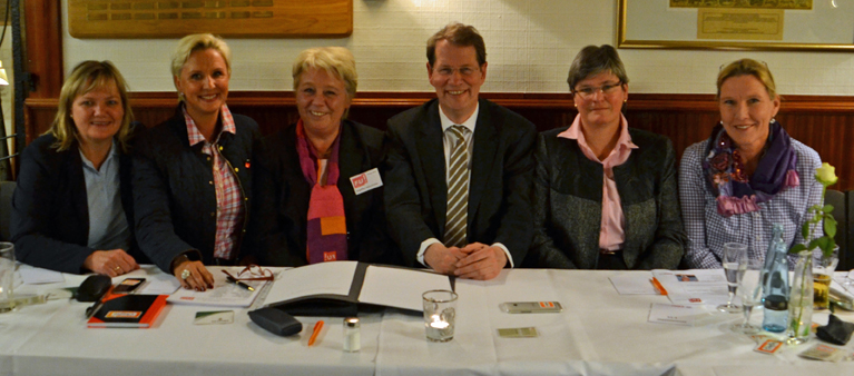 Herzlichen Glückwunsch Angelika Hahn-Fricke - Foto (vlnr.) Rathje Hoffmann MdL (Landesvorsitzende der Frauen Union), Susanne Strehl (Beisitzerin), Angelika Hahn-Fricke (Vorsitzende), der CDU-Kreisvorsitzende Gero Storjohann MdB, Annette Glage (stellvertretende Vorsitzende und Kirsten Hagemann (Beisitzerin),