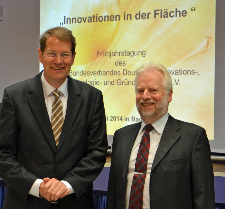 Gero Storjohann und das Set Up im Levo-Park Bad Segeberg - Foto Gero Storjohann MdB und Ulrich Graumann (Geschäftsführer der Wirtschaftsentwicklungsgesellschaft des Kreises Segeberg) auf der innovativen Tagung im Vitalia Hotel.