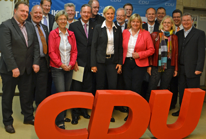 Gero Storjohann und seine 5 Stellvertreter in den CDU Kreisvorstand wiedergewählt - Foto Der gesamte Vorstand (Es fehlt Doris Pleß). - (vlnr.) Carsten Wittern, Christoph J. Lauff, Gero Storjohann MdB, Ursula Michalak, Dieter Glage, Dr. Axel Bernstein MdL, Carsten Nissen, Susanne Strehl, Michael Meschede, Ole Plambeck, Katja Rathje-Hoffmann MdL, Hauke von Essen, Klaus-Wilhelm Schümann, Ruth Weidler, Claus Peter Dieck und Sven Boysen.