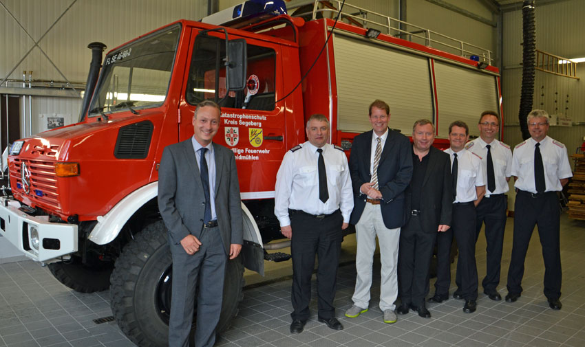 CDU-Abgeordnete besichtigen Waldbrand-Unimog in Heidmühlen - Foto (vlnr.) Dr. Axel Bernstein MdL, Bad Segebergs Wehrführers Mark Zielinski, Gero Storjohann MdB, Norbert Brackman MdB, Betriebsleiter der Feuerwehrzentrale Jan Roscher, Heidmühlens Wehrführer Hans-Hinrich Pohlmann und Heidmühlens stellvertretender Wehrführer Roman Hausner.
