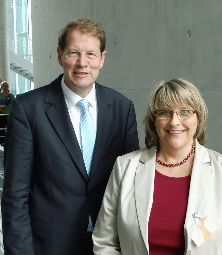 Norderstedter Logopädin Christiane Schrick stellt Petition für bessere Vergütung von Logopäden im Bundestag vor - Foto Gero Storjohann MdB mit Petentin Christiane Schrick 23.06.2014