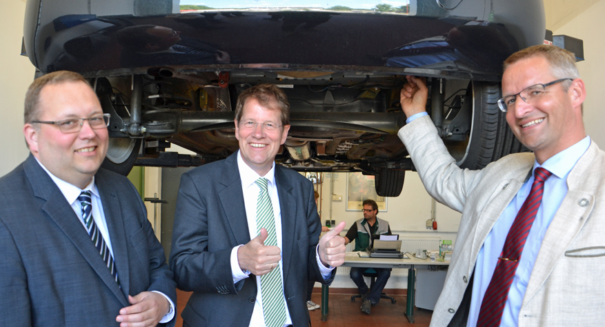 Gero Storjohann ruft zur Teilnahme am SafetyCheck auf - Foto Aktiv beim SafetyCheck-Boxenstopp: (vlnr.) Dipl. Ing. Frank Schmüser von der Fa. Süverkrüp + Ahrendt, Schirmherr Gero Storjohann MdB, Jochen Schnack (Niederlassungsleiter DEKRA Lübeck),