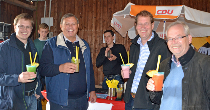 Erfolgreiches CDU Scheunenfest mit Spanferkel und alkoholfreien Cocktails - Foto Gute Laune mit alkoholfreien Cocktails: (vlnr.) Der Junge Union-Kreisvorsitzende und Kreistagsabgeordnete Ole Christopher Plambeck, Henstedt-Ulzburgs stellvertretender JU-Vorsitzender Marcus Meschede, der Landtagsabgeordnete Volker Dornquast, Yannik Dietrich von JIM‘s Bar und Henstedt-Ulzburgs CDU-Vorsitzender Michael Meschede.