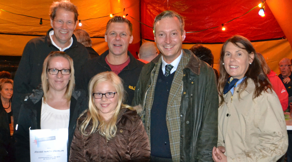 Fröhliche Regenparty statt Sommerfest der CDU Seth - Foto (vlnr.) Gero Storjohann, Ivonne Schekat, Danko und Lilly Schekat, Axel Bernstein und Maren Storjohann im schützenden Partyzelt.