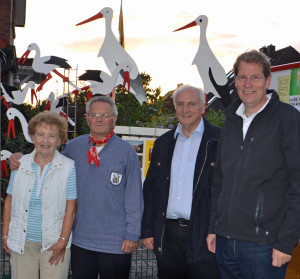 Gero Storjohann beim CDU-Storchenfest in Hammoor - Foto (vlnr.) Das Ehepaar Dabelstein als Gastgeber, der CDU Ortsvorsitzende Horst Lassen und der Bundestagsabgeordnete Gero Storjohann freuen sich über das gelungene Storchenfest.