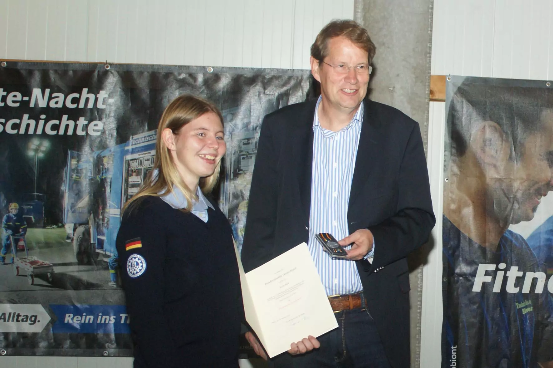 Gero Storjohann MdB ehrt Norderstedter THW-Helfer - Foto Gero Storjohann MdB übergibt die Medialle "Fluthilfe 2013". Quelle: THW Norderstedt