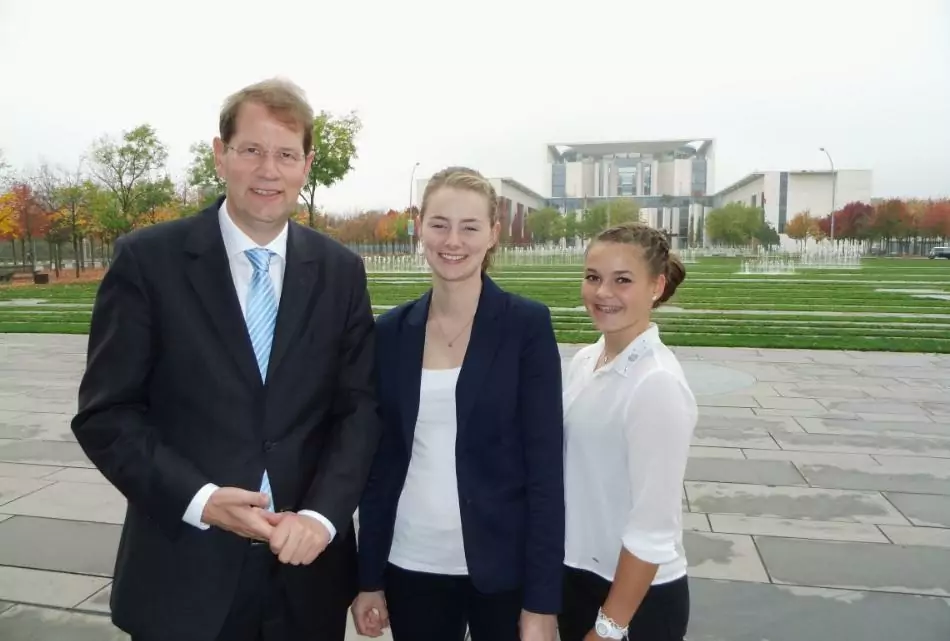 Segeberger Schülerinnen absolvierten ein Parlamentspraktikum bei Gero Storjohann MdB - Foto Gero Storjohann MdB mit seinen Praktikantinnen Elaine Hamann und Marie-Claire Ludwig-von Essen.