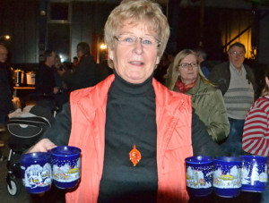 Fast wie auf dem Oktoberfest: Doris Pleß sorgt für Nachschub.
